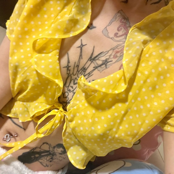 Super cute polka dot tie front crop top with ruffle detail - Picture 2 of 10